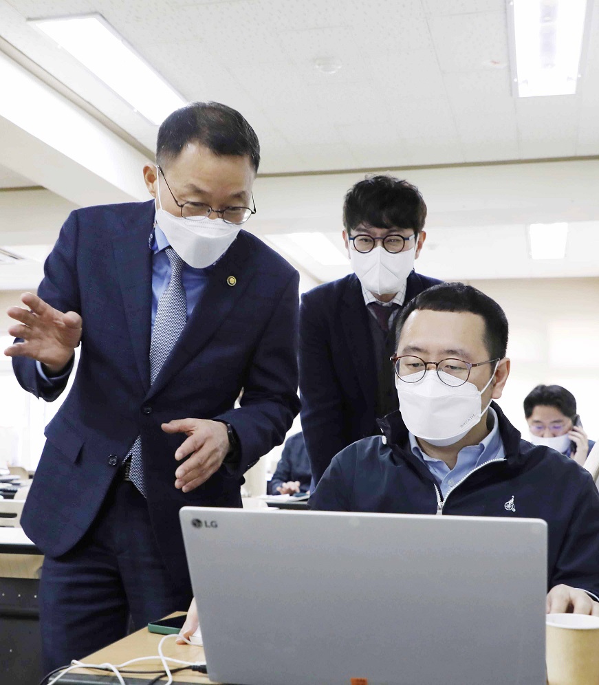 김우호 인사혁신처장이 2일 국가공무원 9급 공개경쟁채용 필기시험장인 서울 서초구 소재 한 학교를 찾아 응시현황을 점검하는 모습