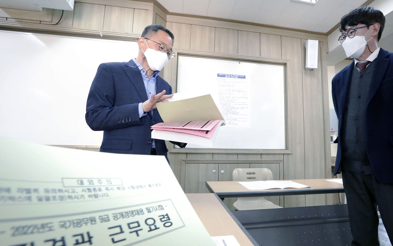 김우호 인사혁신처장이 1일 서울 서초구 한 학교에 마련된 국가공무원 9급 공개경쟁채용 필기시험 시험장에서 시험장 방역 및 준비상황 등을 점검하는 모습