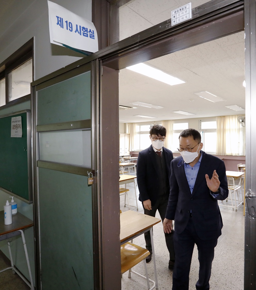 김우호 인사혁신처장이 1일 서울 서초구 한 학교에 마련된 국가공무원 9급 공개경쟁채용 필기시험 시험장에서 시험장 방역 및 준비상황 등을 점검하고 교실에서 나오는 모습