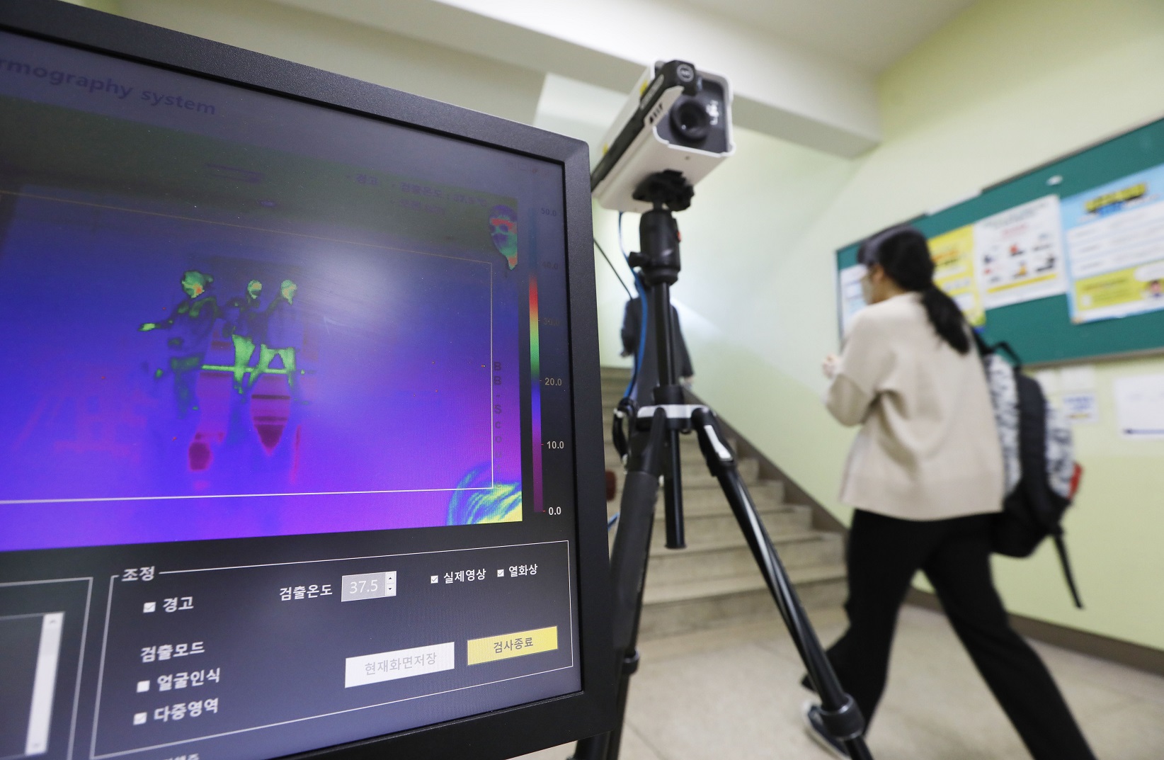 2일 서울 서초구의 한 학교에서 발열검사 등 코로나 19 방역 조치 속에 '2022년 국가공무원 9급 공개경쟁채용 필기시험'이 치러지고 있는 모습