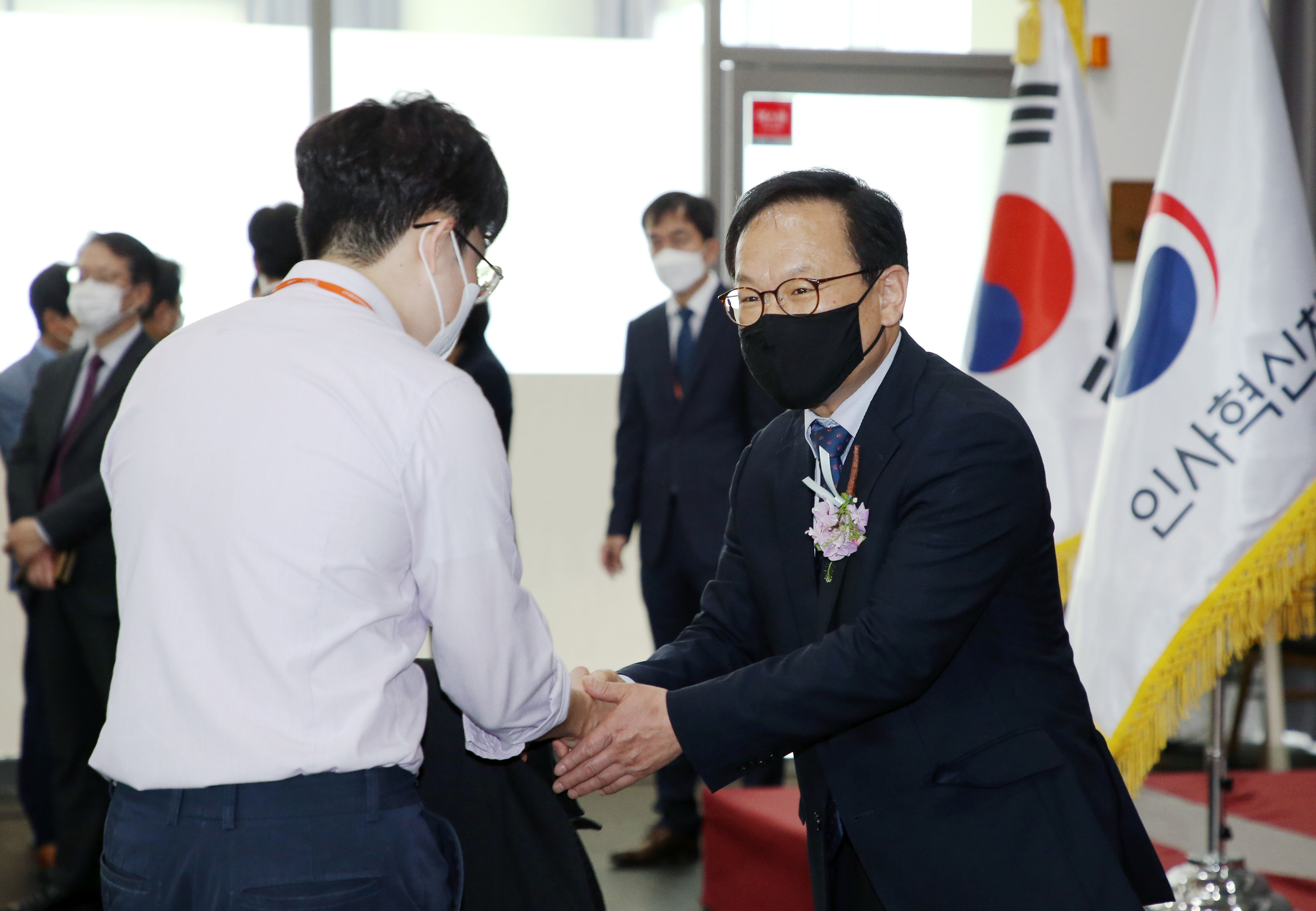 김승호 신임 인사혁신처장이 13일 인사혁신처에서 열린 취임식에서 악수하는 모습