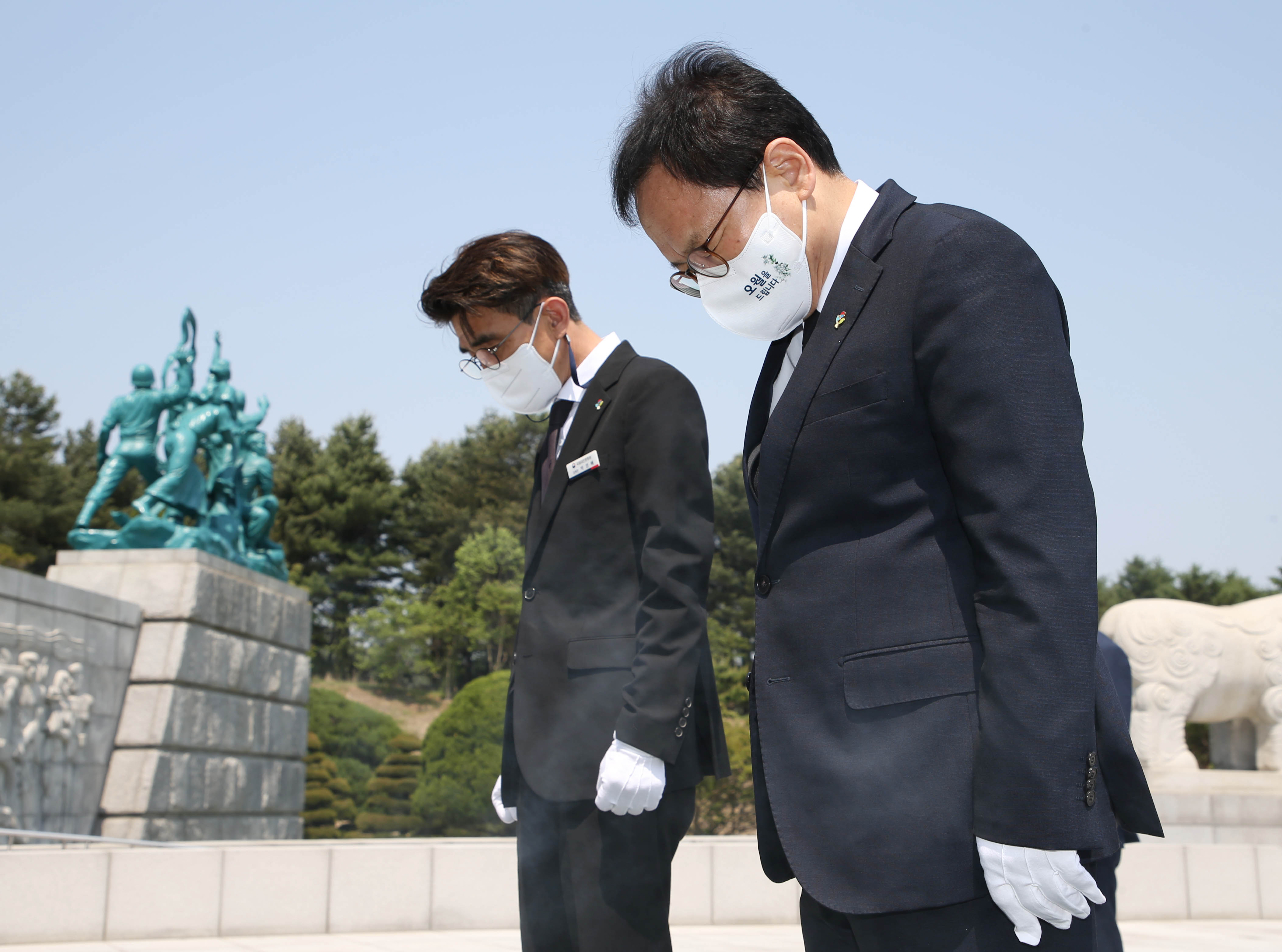 김승호 인사혁신처장이 18일 대전시 유성구에 위치한 국립대전현충원에서 참배하고 있는 모습