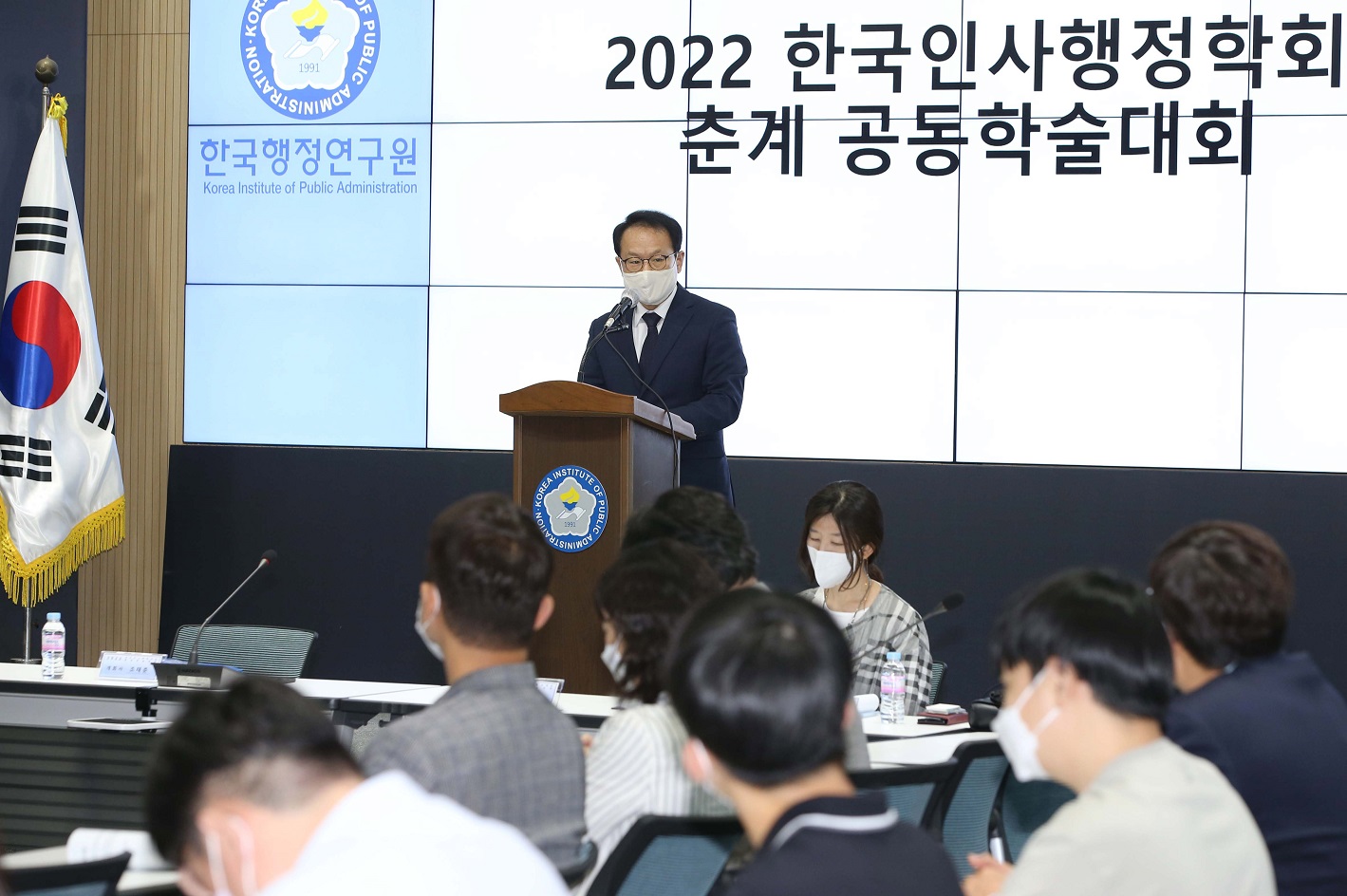 김승호 인사혁신처장이 3일 서울 은평구 한국행정연구원에서 열린'2022년 한국인사행정학회 춘계 공동학술대회'에 참석해 축사를 하고 있다.