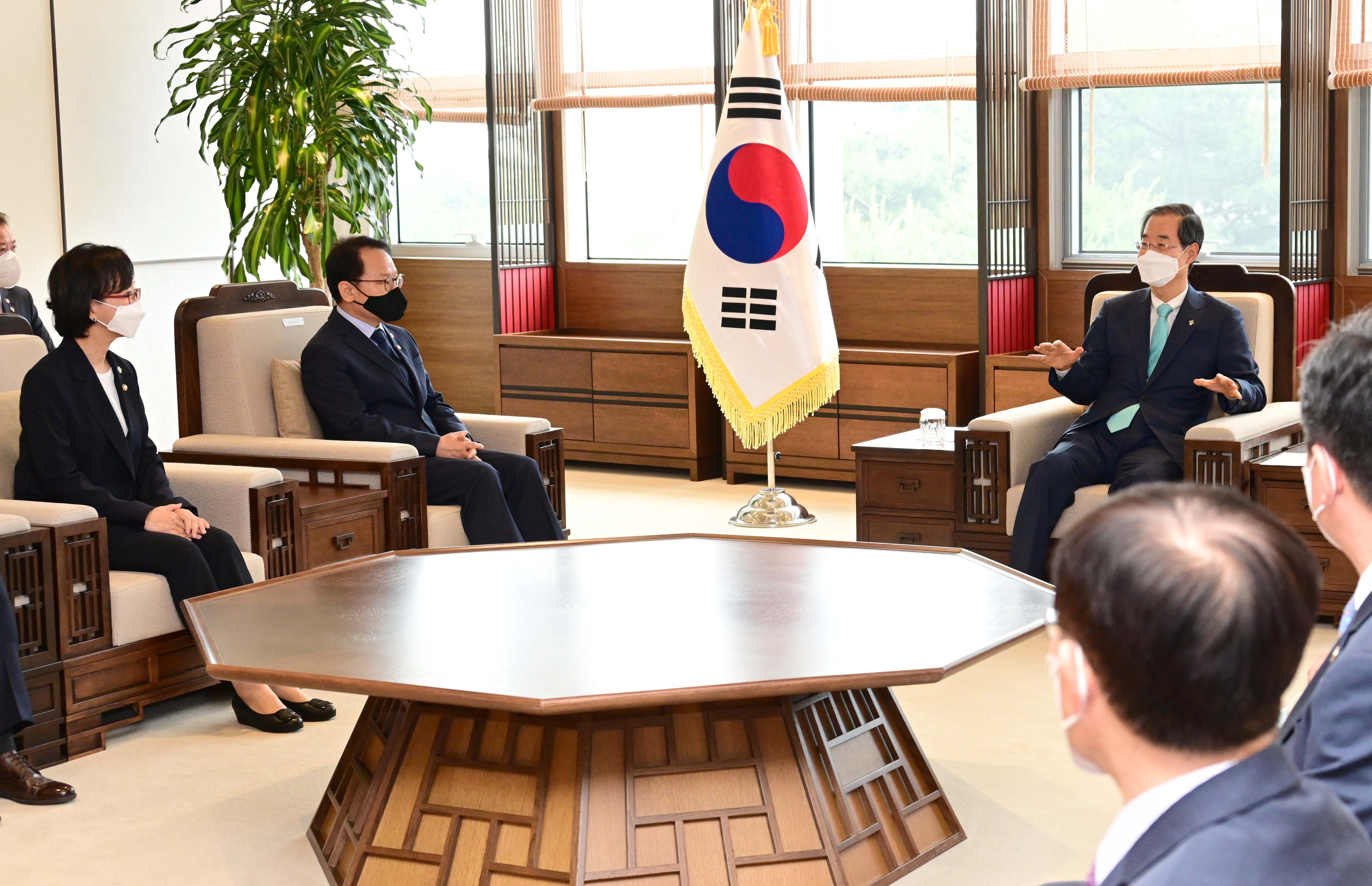 6월 9일 정부세종청사에서 김승호 인사혁신처장이 한덕수 국무총리로부터 임명장을 수여받고 이야기를 나누는 모습
