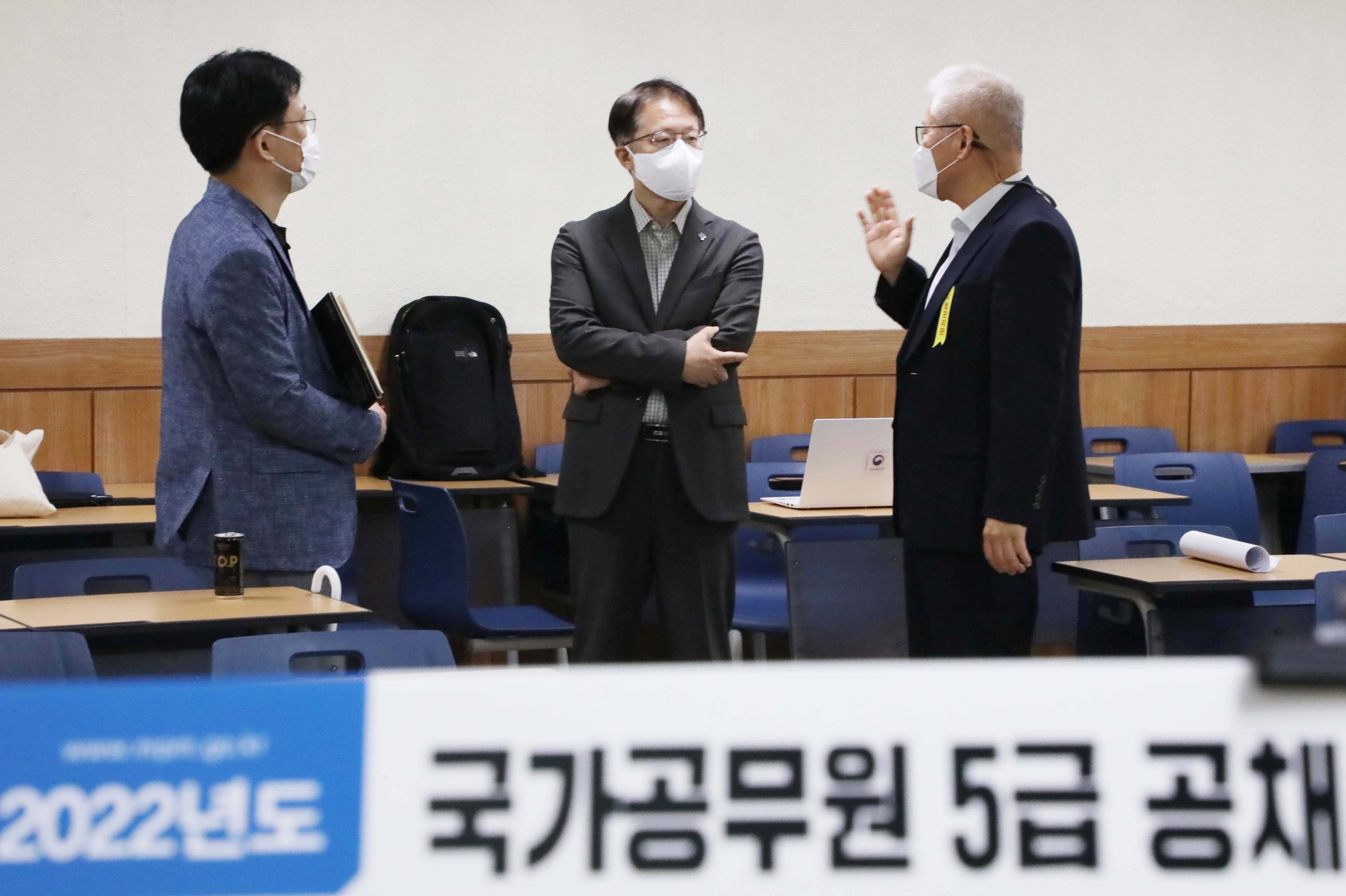 조성주 인사혁신처 차장이 1일 국가공무원 5급 공채(기술) 제 2차시험장 에서 담당자의 설명을 듣는 모습