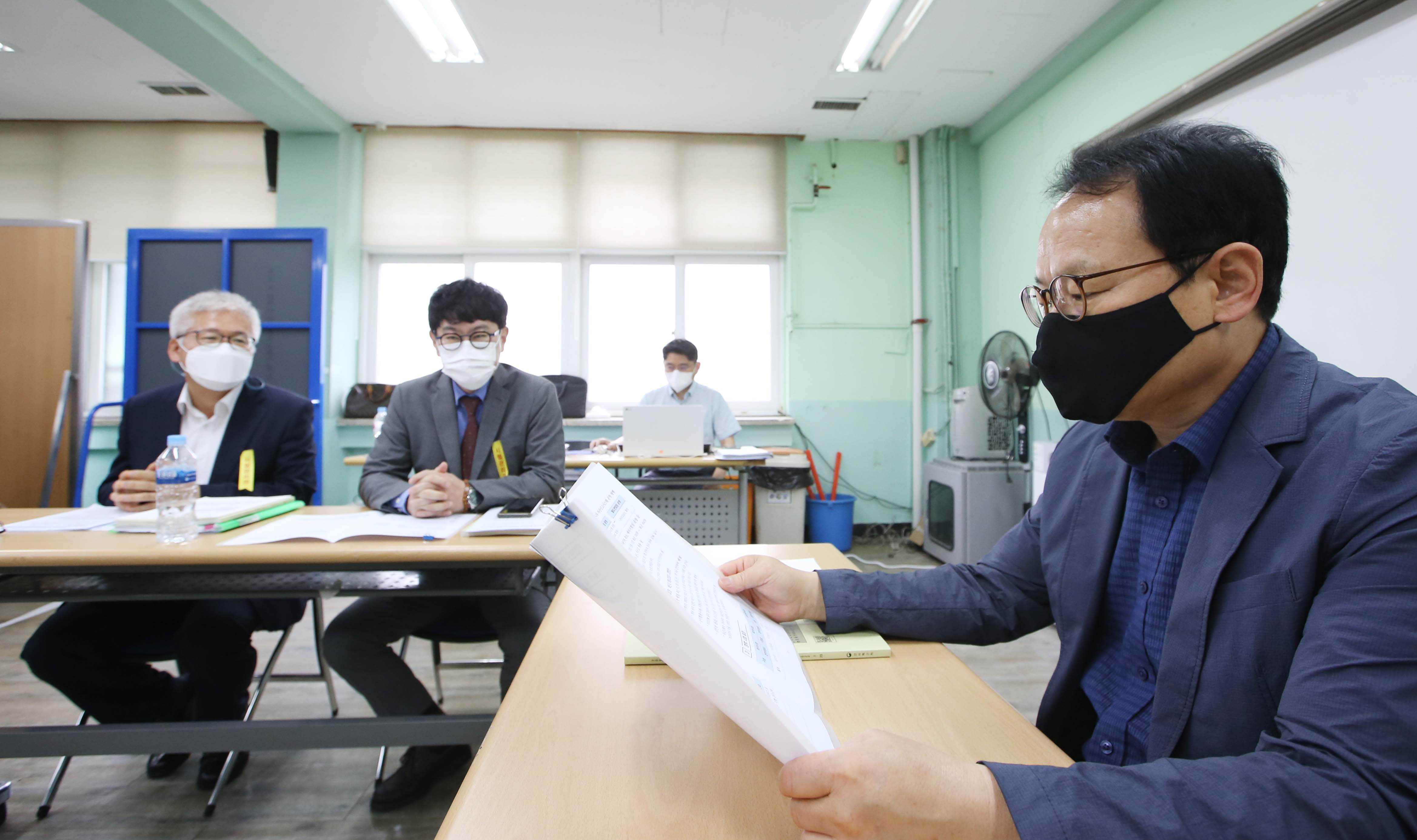 김승호 인사혁신처장이 23일 국가공무원 7급 공개경쟁채용 제1차 시험장인 서울 강남구 소재 한 학교를 찾아 시험 상황을 점검하고 있다.