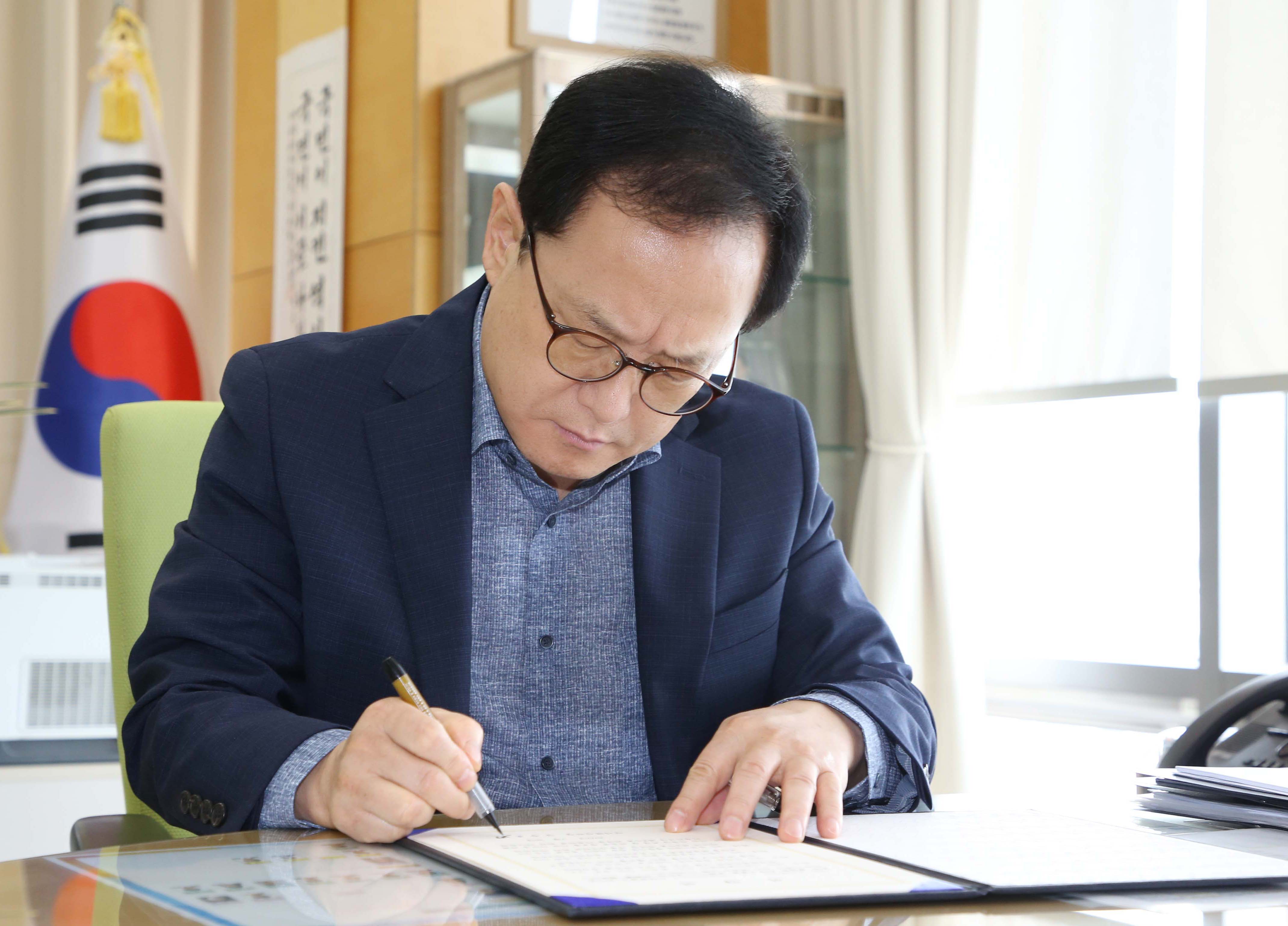 김승호 인사혁신처장이 이해충돌 방지제도 준수 서약서에 서명하고 있다.