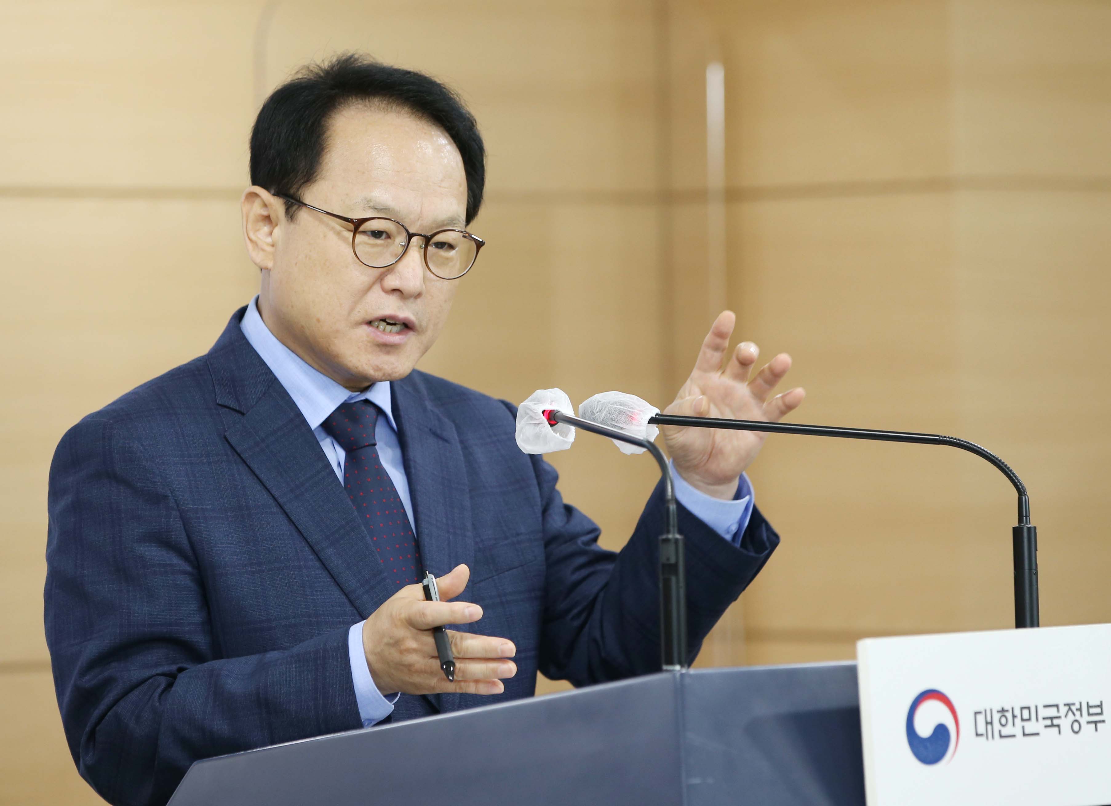 김승호 인사혁신처장이 16일 서울 종로구 정부서울청사에서 공무원 인사체계 전반을 개선하는 내용의 &lsquo;공직문화 혁신 기본계획&rsquo;을 발표하고 있다