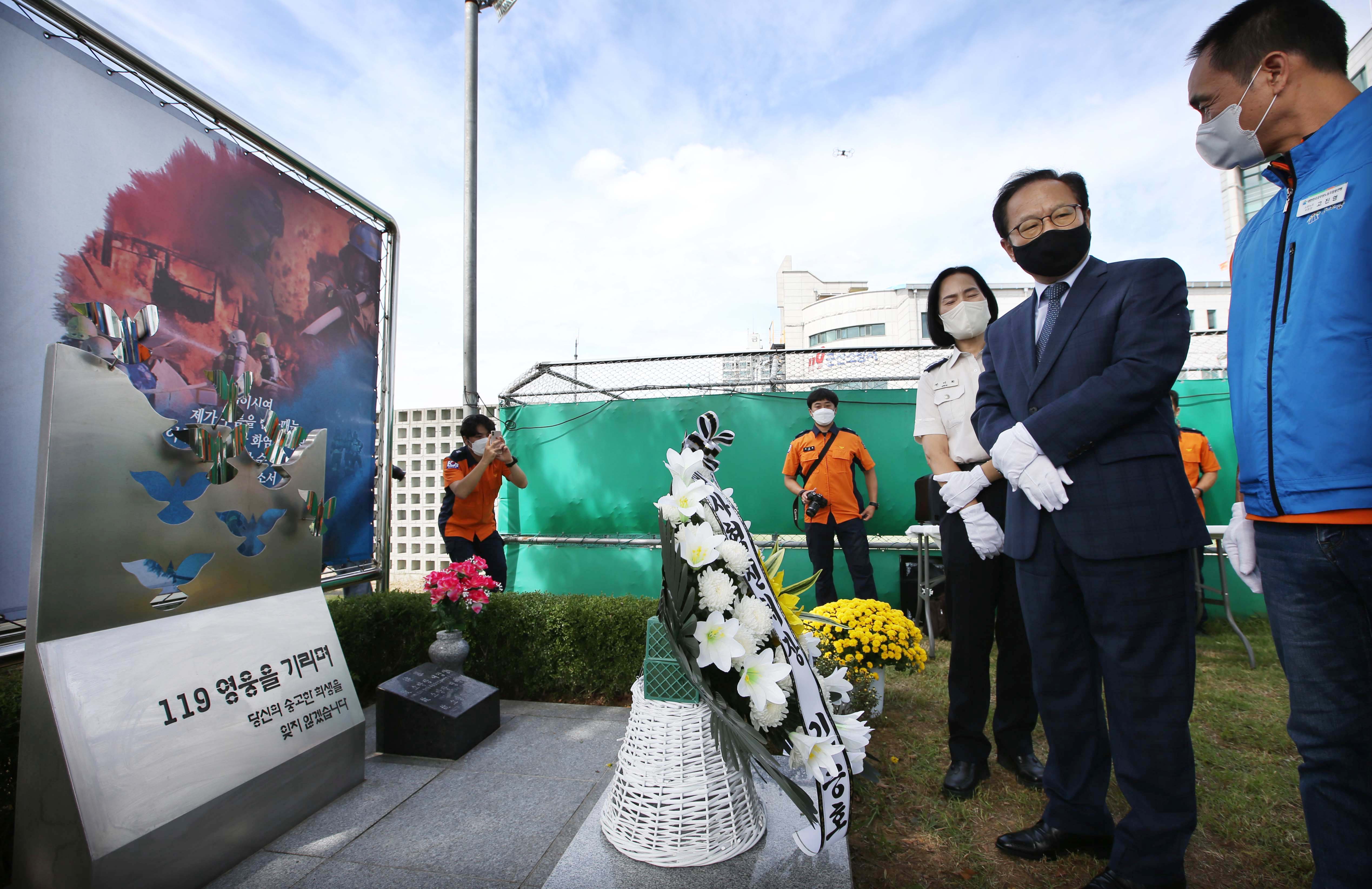 김승호 인사혁신처장이 15일 '노사합동 현장공무원 소통 간담회'가 열린 전북 군산소방서를 방문, 순직 소방공무원 추모비에서 헌화하는 모습