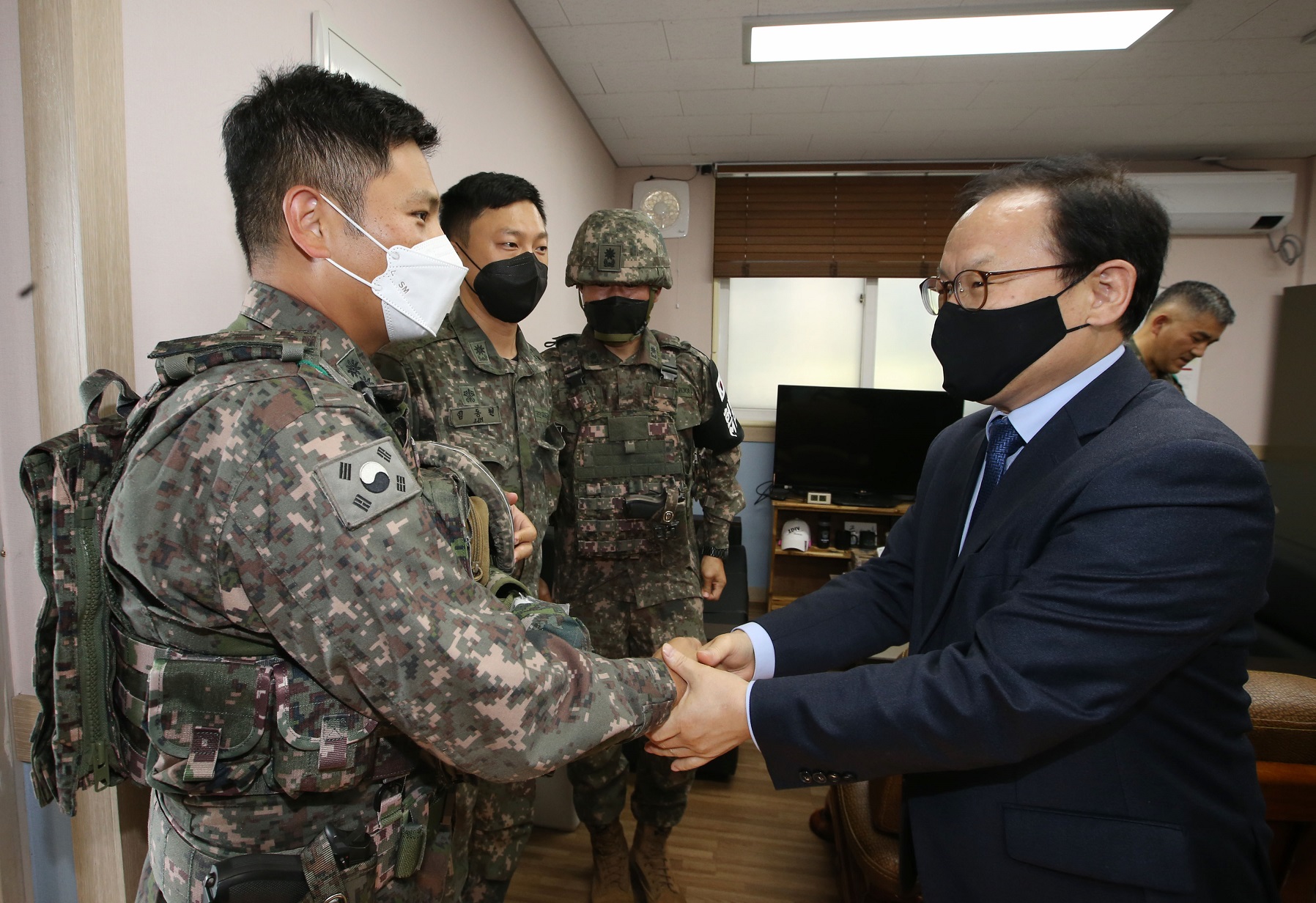 김승호 인사혁신처장이 10월13일 육군 제1보병사단을 방문, 장병들과 악수를 하는 모습