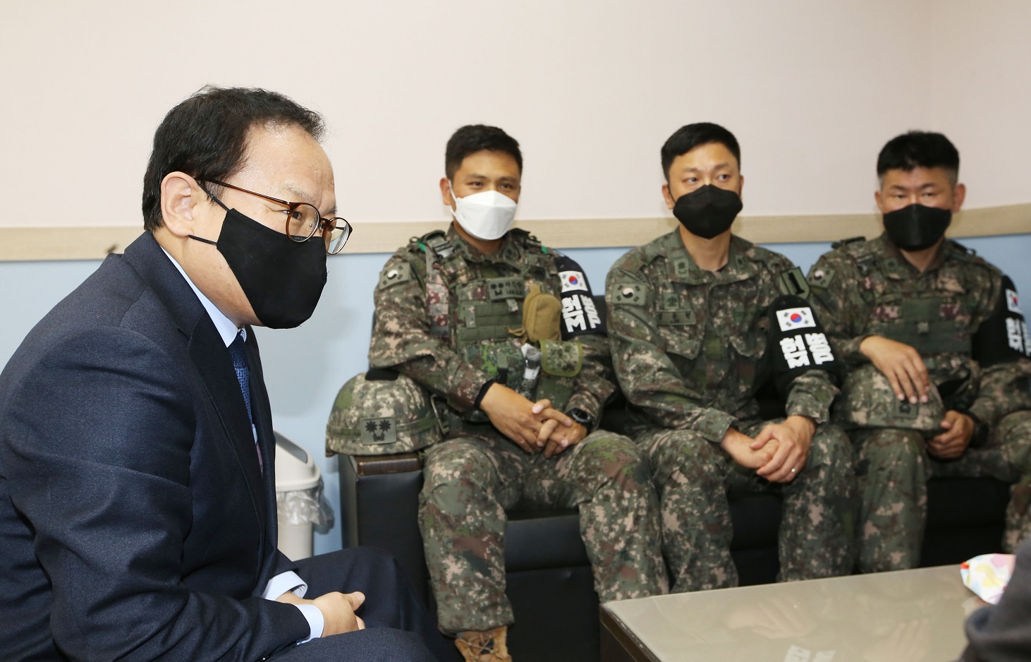 김승호 인사혁신처장이 10월13일 육군 제1보병사단을 방문, 장병들과 처우와 후생복지 등 근무여건 등에 대한 의견을 나누고 있는 모습