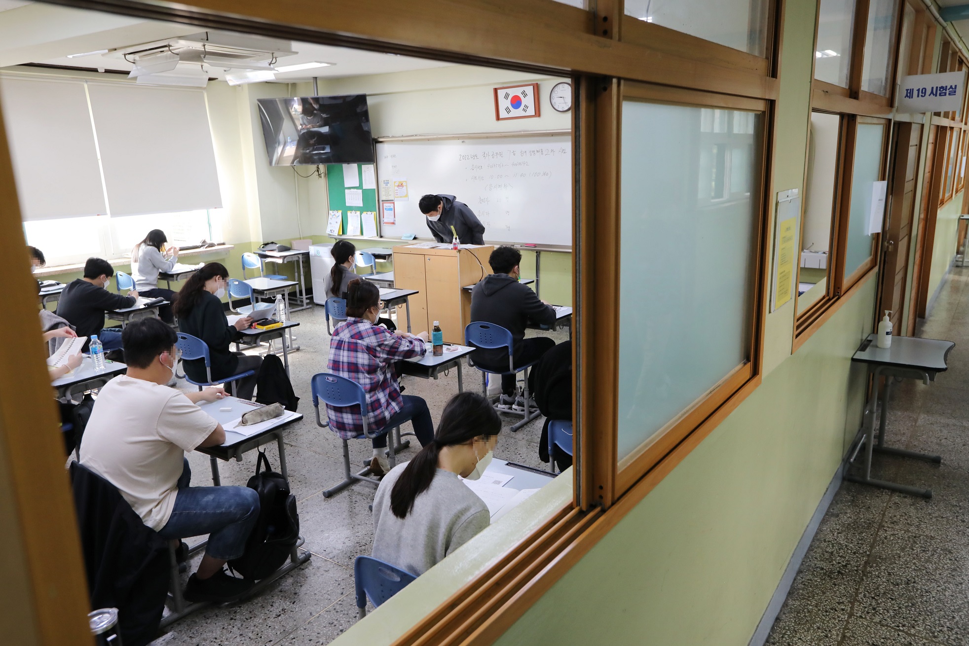 10월 15일 국가공무원 7급 공개경쟁채용 제2차 시험장인 서울 강남구 한 학교 시험 상황 모습