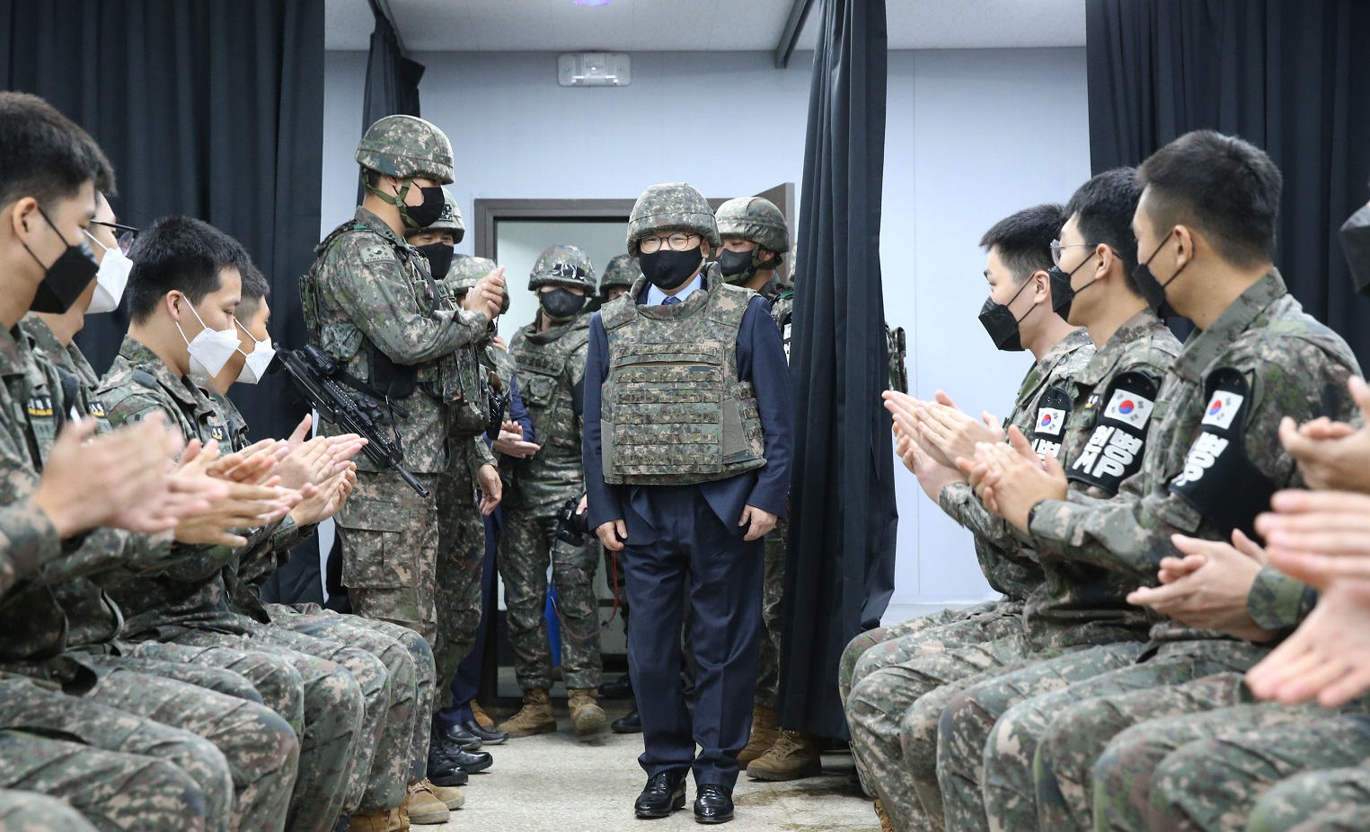 김승호 인사혁신처장이 10월13일 육군 제1보병사단을 방문하여 환영을 받는 모습