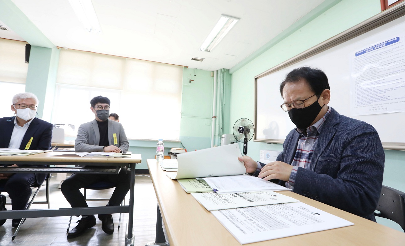 김승호 인사혁신처장(오른쪽)이 10월 15일 국가공무원 7급 공개경쟁채용 제2차 시험장인 서울 강남구 한 학교를 찾아 시험 상황을 점검하고 있는 모습