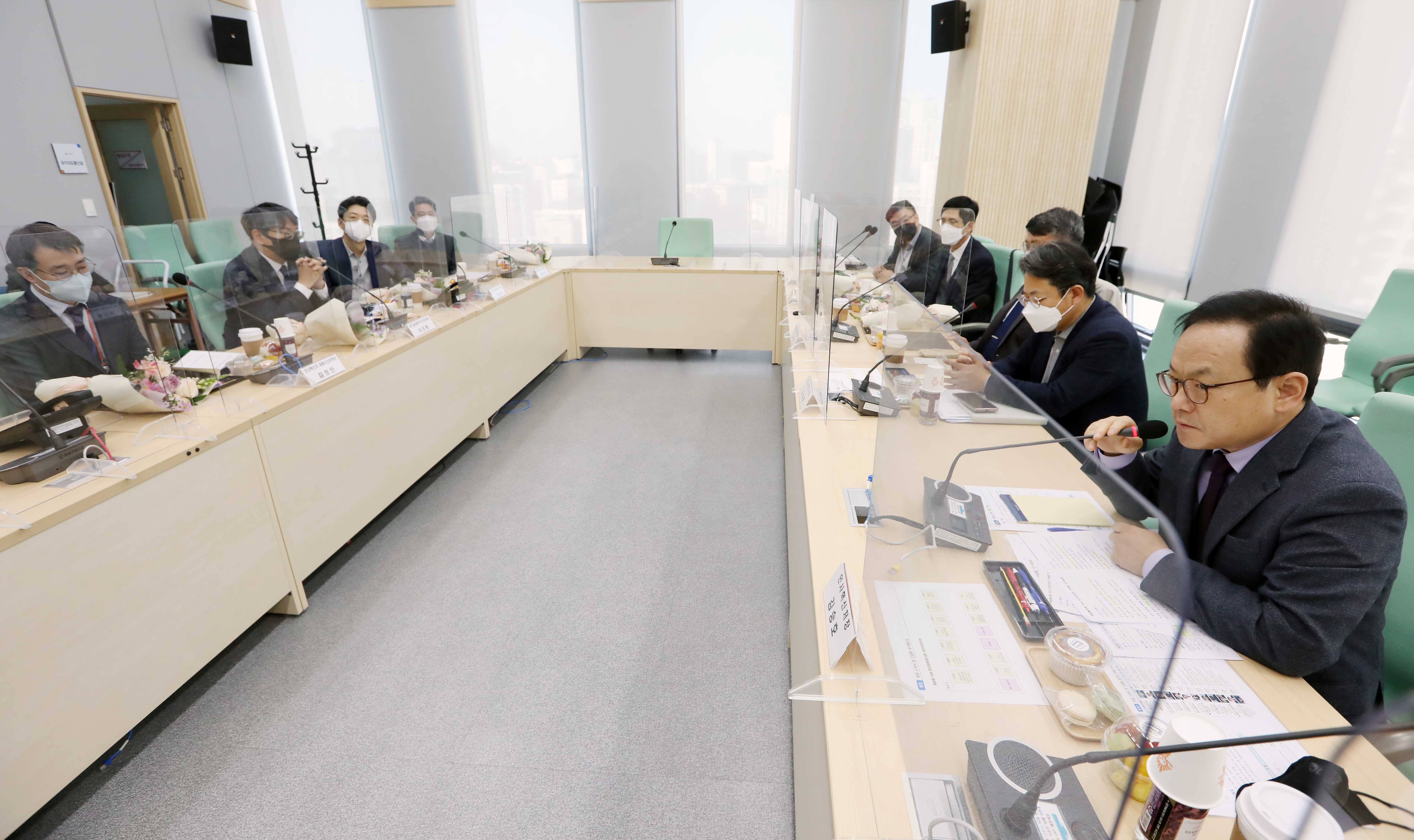 김승호 인사혁신처장이 11월 21일 세종시 인사처에서 열린 '개방형 직위 우수 민간임용자 및 업무유공자 표창 수여식'에 참석한 모습