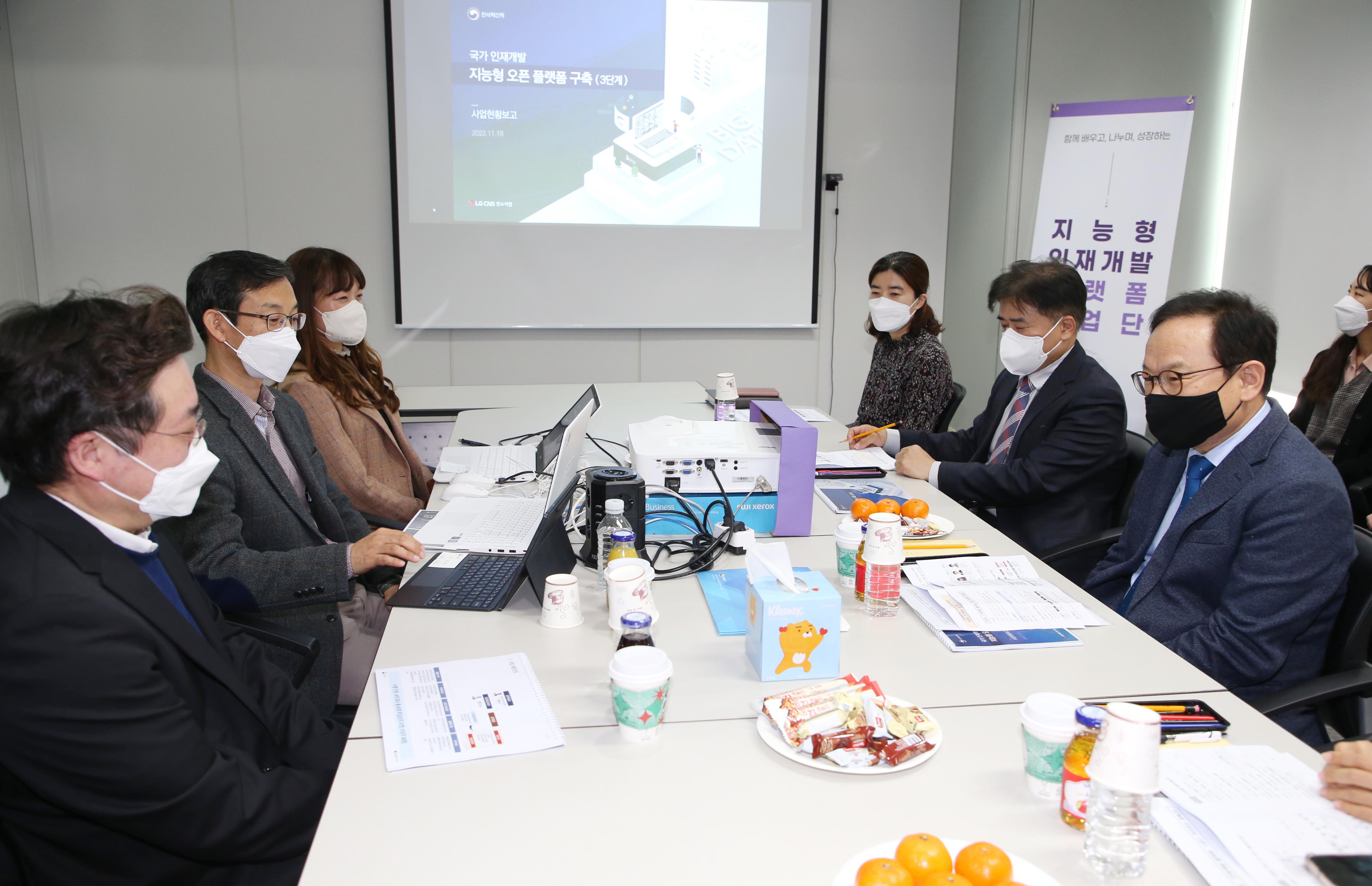 김승호 인사혁신처장이 11월18일 인재개발 플랫폼 3단계 구축사업 현황 점검을 위해 서울 용산구 플랫폼 사업단 사무소를 방문한 모습 